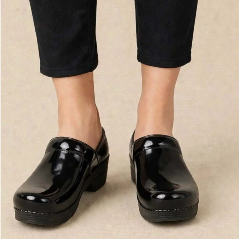 Dansko Black Glossy Leather Clogs EU 39 Closed Back Round Toe Slip On Shoes